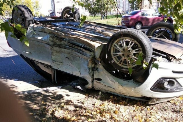 В Нижнекамске в результате ДТП «Лада Гранта» перевернулась на крышу. ВИДЕО 