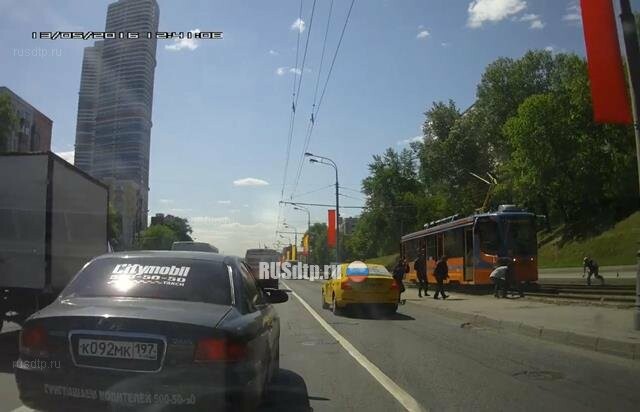 Трамвай сбил двоих пешеходов на проспекте Мира в Москве