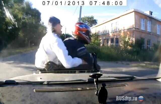 Вёз беременную маму на скутере 