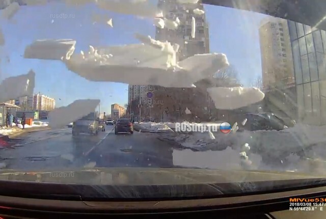 В Москве упавший с эстакады снег повредил проезжавшую машину
