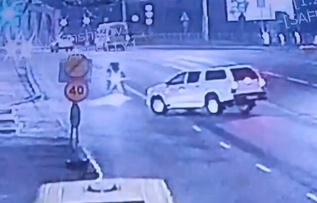 «Закрыл сезон»: мотоцикл и автомобиль столкнулись на перекрестке в Калининграде 