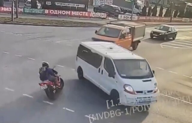 В Калининграде водитель микроавтобуса не уступил дорогу мотоциклисту 