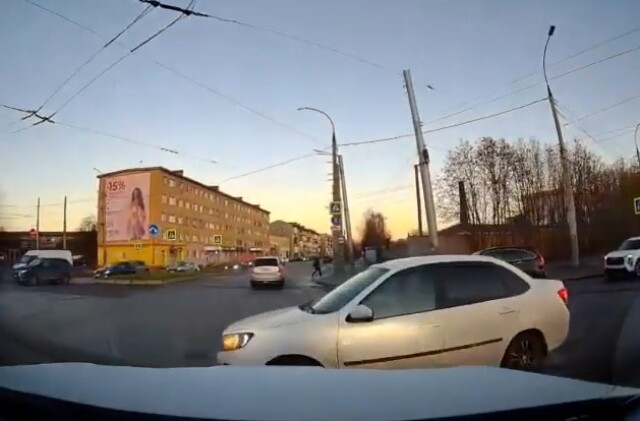 «Не успел затормозить»: два автомобиля столкнулись на кольце Лобова в Мурманске