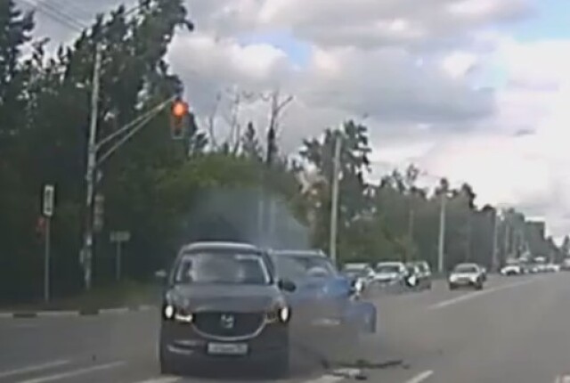 ДТП в Дзержинске Нижегородской области: Hyundai проехал на красный и столкнулся с «Маздой» 
