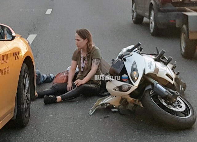 На Можайском шоссе в ДТП пострадала мотоциклистка 