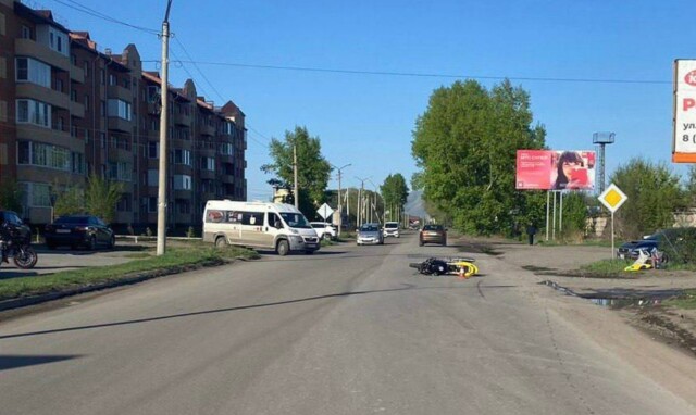 ДТП в Черногорске: водитель автомобиля при повороте не уступил дорогу мотоциклисту 