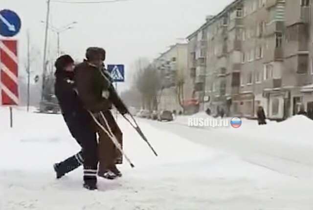 В Казани инспектор ДПС перенес инвалида через дорогу