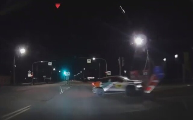 «Сдал назад и поехал дальше по своим делам»: во Всеволожске каршеринговый автомобиль снёс дорожный знак