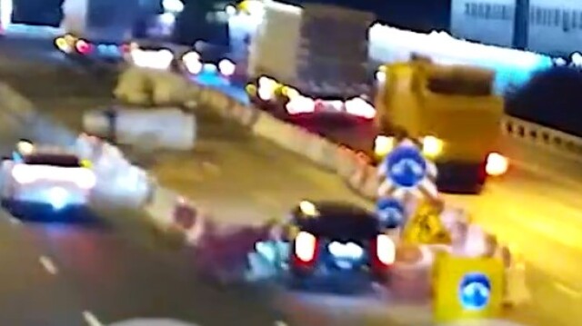 «Иду по приборам»: автомобиль въехал в ограждение на МКАД