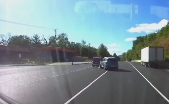 ДТП в Сочи на улице Туристской: водитель кроссовера пытался совершить поворот налево