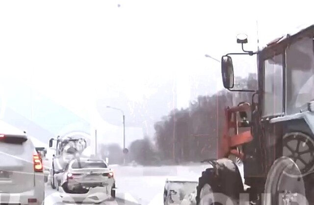 «Пытался протиснуться между потоком машин»: легковушка лишилась бампера в ДТП под Нижним Новгородом