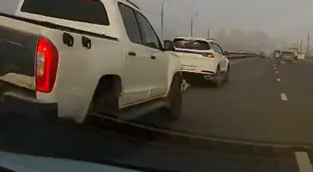 На Октябрьском мосту в Красноярске водитель кроссовера решил поиграть в «шашки» за рулем и попал ДТП