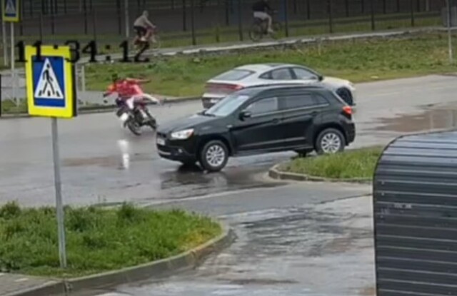В Новосибирской области курьер на самокате пытался проехать по пешеходному переходу и столкнулся с автомобилем