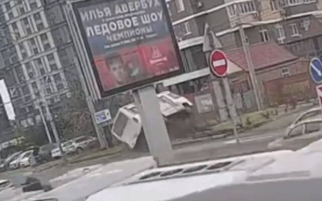 Автобус опрокинулся в результате ДТП в Краснодаре 