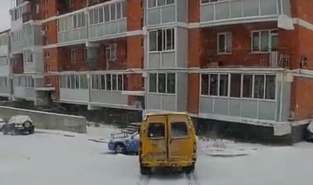 ДТП на скользкой дороге в Иркутске: «Газель» врезалась в припаркованный автомобиль 