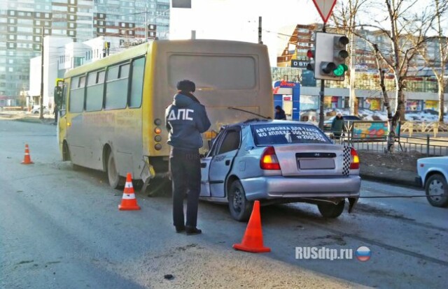 В Екатеринбурге автомобиль такси врезался в автобус. Водитель погиб 