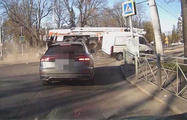 В Калининграде пожарная машина столкнулась с двумя автомобилями и опрокинулась 