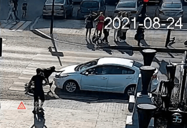 Легковой автомобиль и самокат столкнулись в Перми