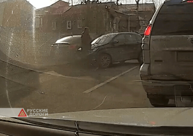 В Нижнем Новгороде водитель «Лады» зазевался и врезался в припаркованную машину 