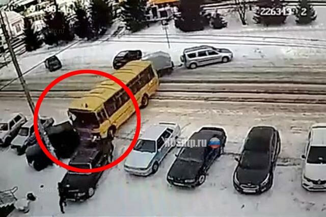 Момент ДТП со школьным автобусом в Голышманово