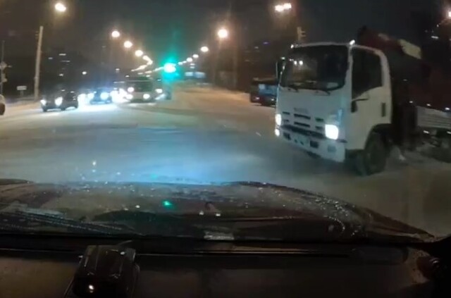 В Мурманске столкнулись легковой автомобиль и манипулятор 