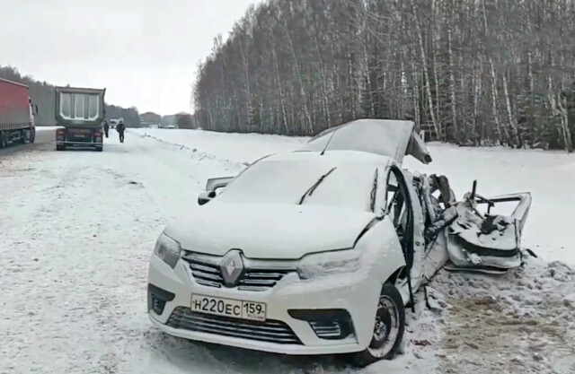 Renault Logan занесло на встречную полосу на трассе Пермь — Екатеринбург: погибли 4 человека 