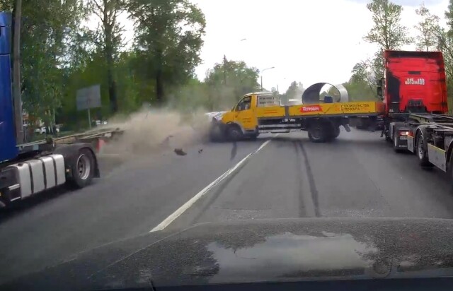 Жесткое ДТП на Красносельском шоссе: грузовик выехал на встречную и врезался в легковушку