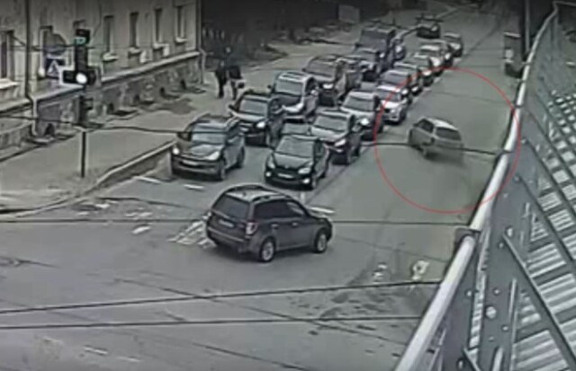 Момент странного ДТП в Петрозаводске: универсал врезался в несколько автомобилей 