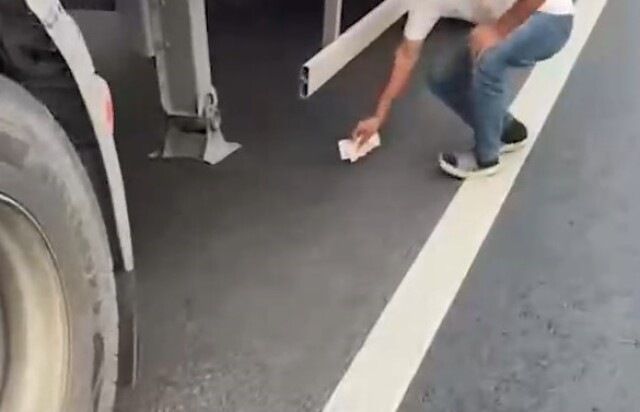 Денежный «дождь» в Москве: байкер выронил пачки денег, которые разлетелись по дороге
