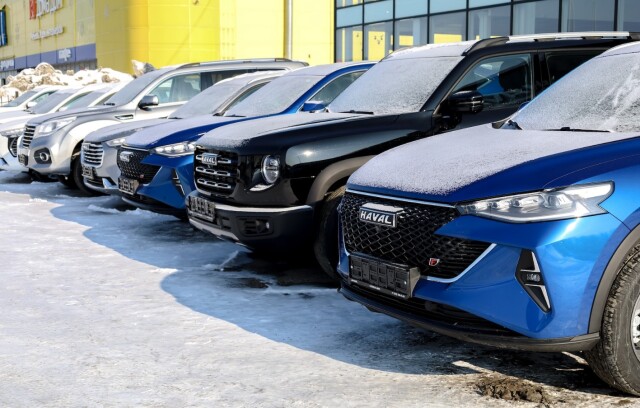 «Триллионы рублей, замороженные в металле»: почему по всей России закрываются сотни автосалонов? 