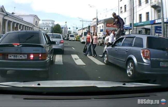 Пешком по капоту 