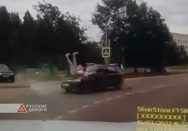 В Архангельске пенсионер сбил девушку и прокатил её на капоте автомобиля