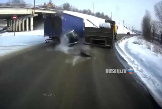 В Смоленске выпавший из грузовика груз повредил «Газель»