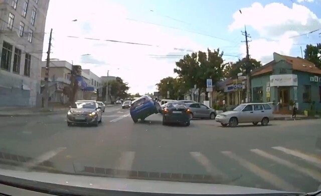Авария в Симферополе: водитель автомобиля Chevrolet дважды подрезал «Хонду»