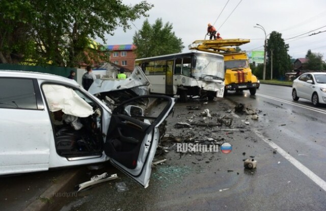 Четыре человека пострадали в ДТП с автобусом в Екатеринбурге 