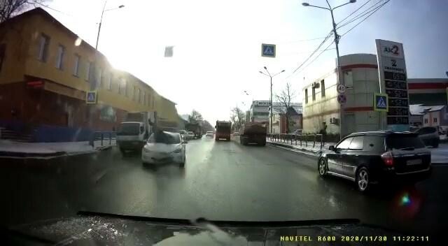 В Южно-Сахалинске таксист сбил пешехода. ВИДЕО