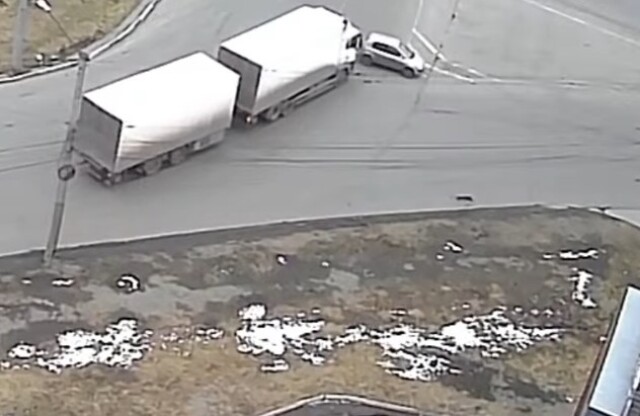 ДТП на кольце в Новокузнецке: водитель легковушки пытался проскочить перед грузовиком 