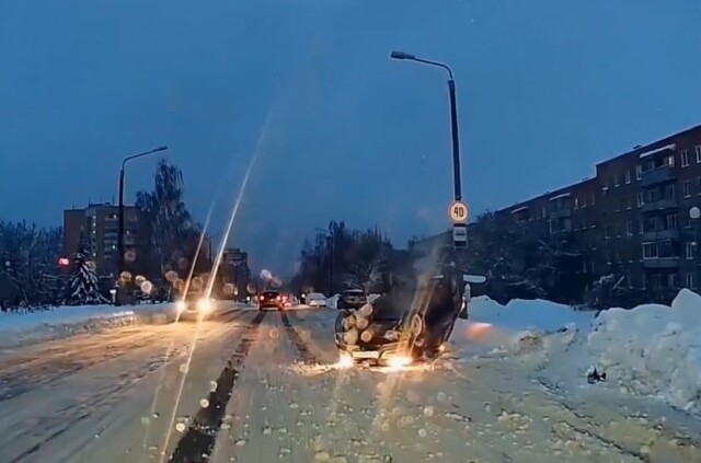 В  Сарове автомобиль наехал на снежный бруствер и перевернулся