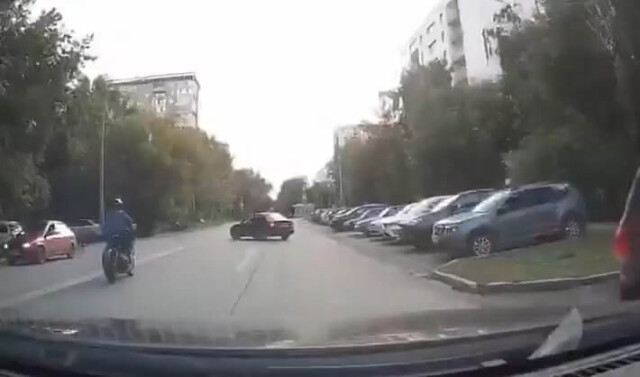 Мотоциклист погиб под колесами автомобиля в Екатеринбурге