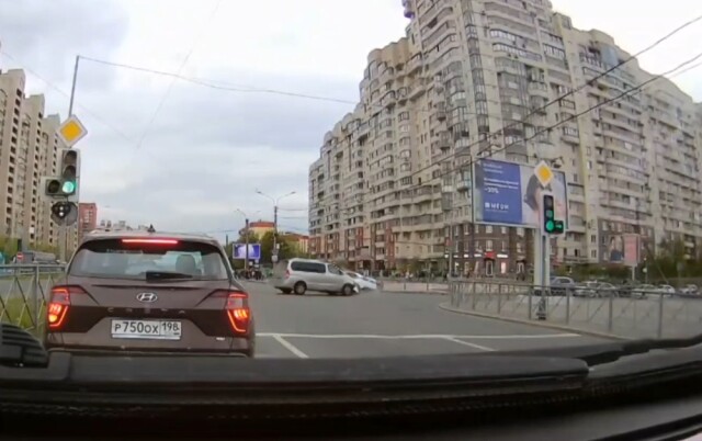 Микроавтобус и патрульная машина ДПС столкнулись на перекрестке в Санкт-Петербурге 