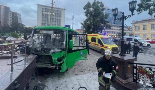 «Перепутал педали»: в Екатеринбурге автобус выехал на тротуар и сбил группу пешеходов 