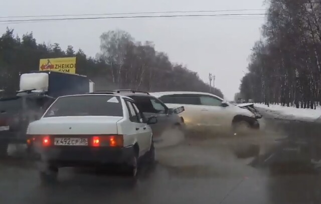 Несколько автомобилей столкнулись на перекрестке в Воронеже