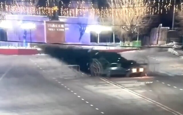 В Казахстане дрифтёр на «Жигулях» снёс городскую ёлку и скрылся