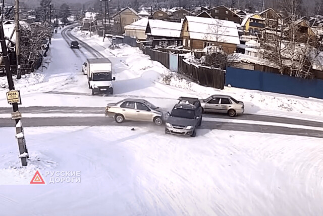 Водитель автомобиля Lada Largus неудачно развернулся в Усть-Куте