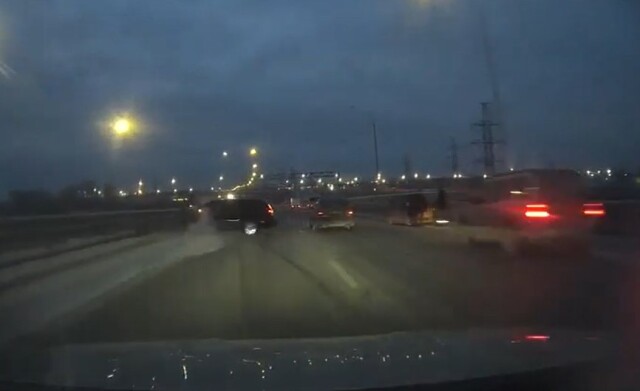 Момент ДТП на объездной в Тюмени: водитель поздно заметил препятствие на дороге