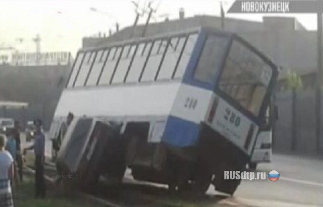 Рука об руку или домик возвели 