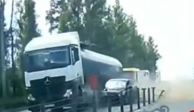 «Развернуло и отбросило прямо в ограждение»: фура и легковой автомобиль столкнулись под Вологдой