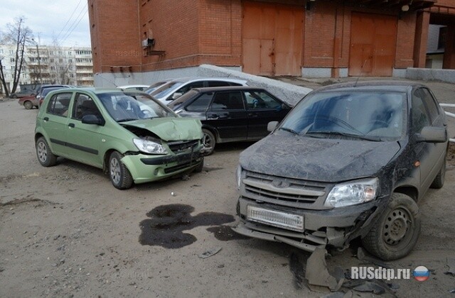 Женщина перепутала педали на стоянке у кировской ГАИ 