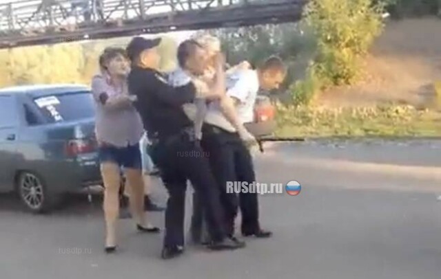 В Башкирии ДТП с участием полицейского закончилось дракой