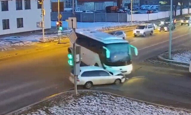 ДТП на перекрестке в Южно-Сахалинске: водитель автобуса не пропустил легковушку 